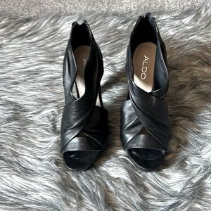 Black leather Aldo Osmonda bootie. Size 8 (euro 38). Worn once.